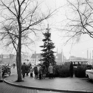 126239 Afbeelding van een verlichte kerstboom op de Tolsteegbrug te Utrecht.